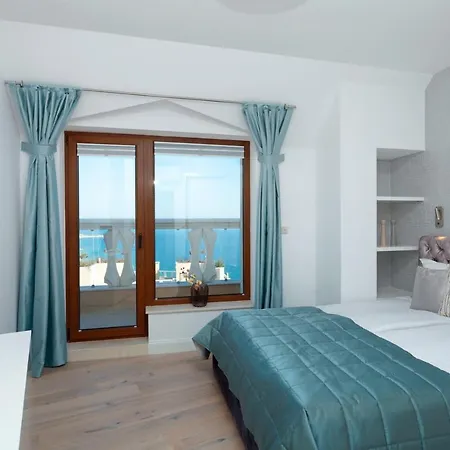 La Penthouse Apartment Warna